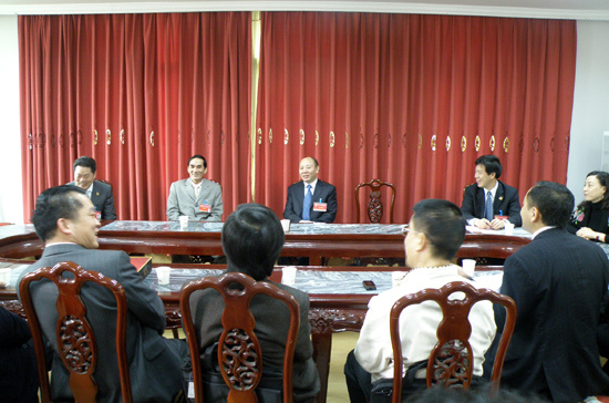 市长刘道崎看望应邀回明参加八届四次会议