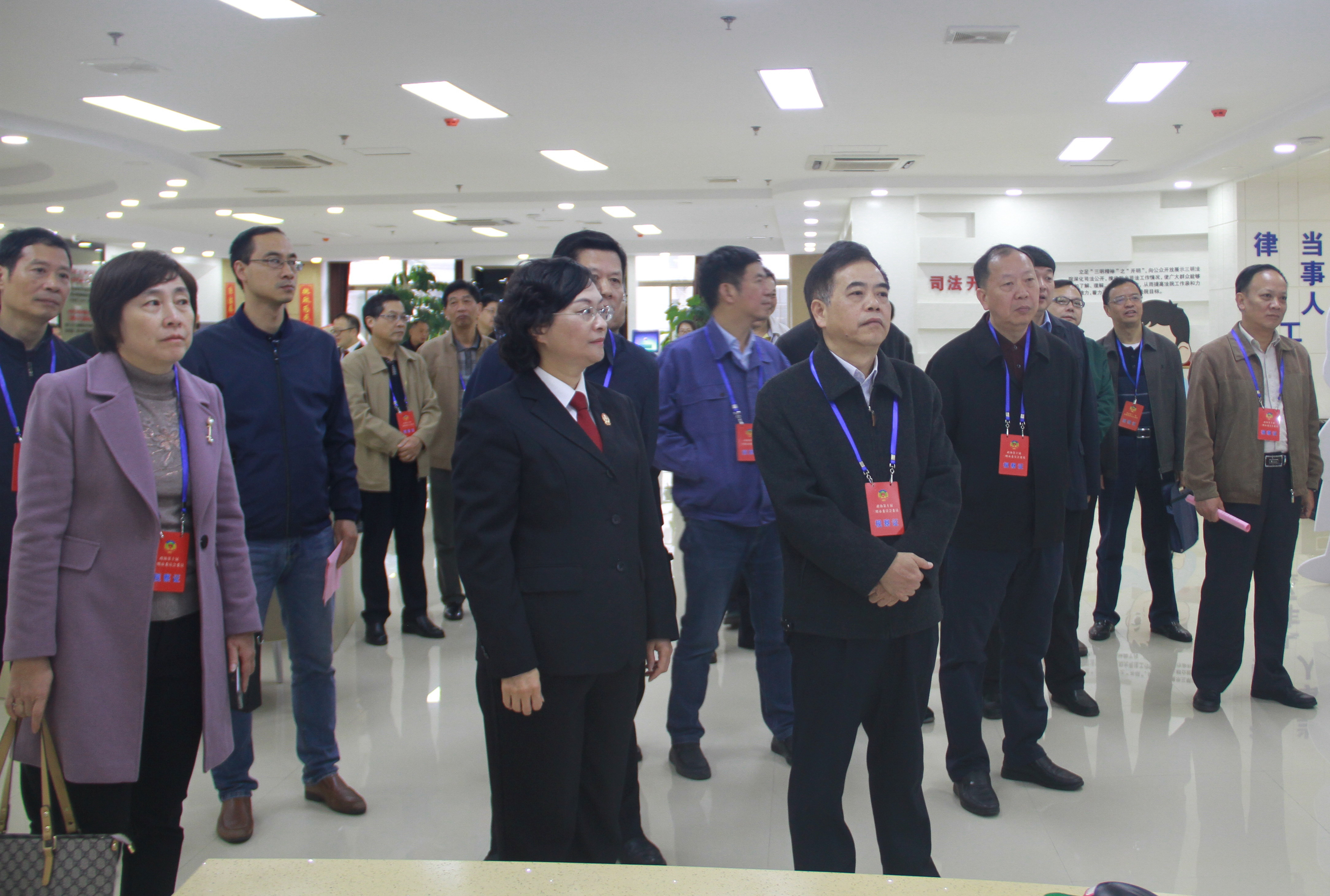 12月7日，朱昌贤主席带领部分住明省政协委员和市政协委员到市中级人民法院开展视察活动.jpg